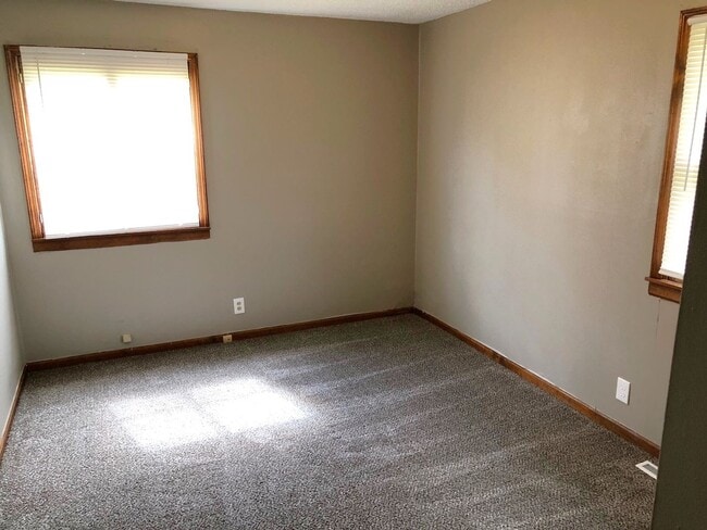Building Photo - 2 Bed Ranch-Style House