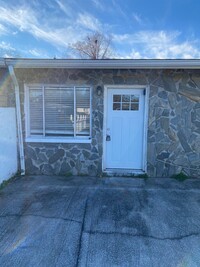 Building Photo - 2 bedroom townhome off Jenks