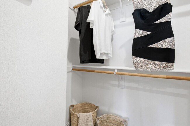 Building Photo - 394 Circuit Wy