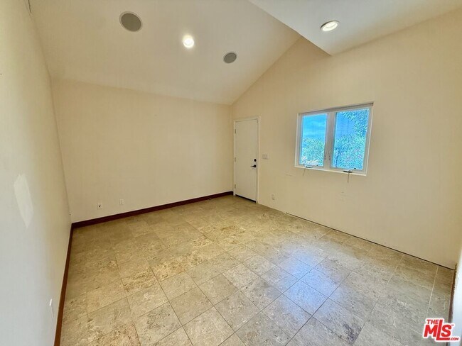 Building Photo - 10827 Pacific View Dr