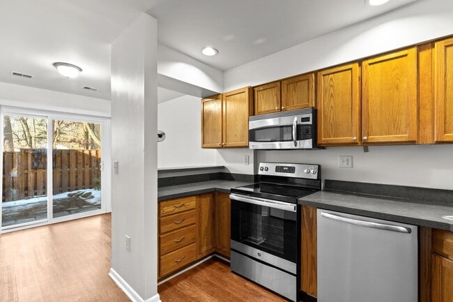 Building Photo - Updated 1800+ sq/ft 3 bdrm 2.5 bath end unit townhome