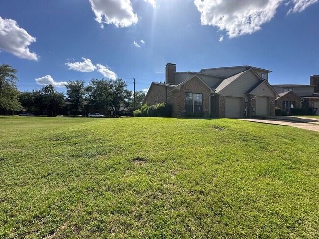 Building Photo - 5885 Creekside Cir