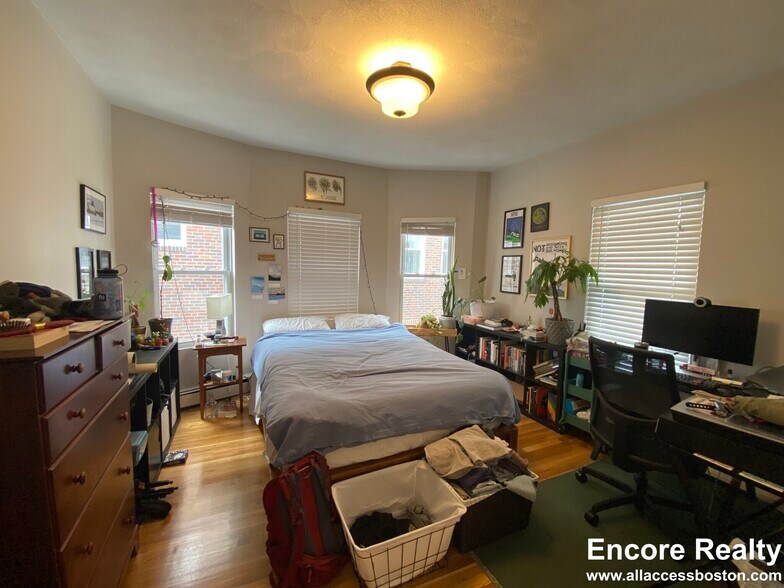 Building Photo - 1433 Cambridge St