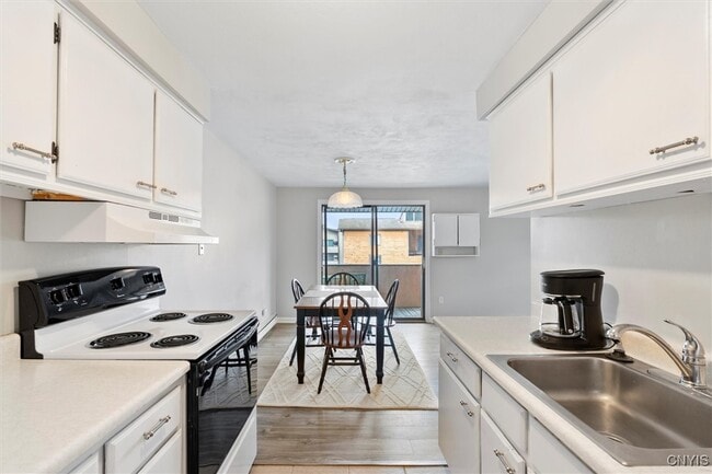 Building Photo - 576 Village Blvd N