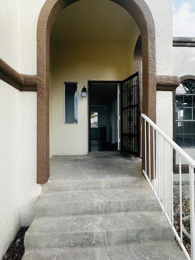 Building Photo - 704 Espolon Dr