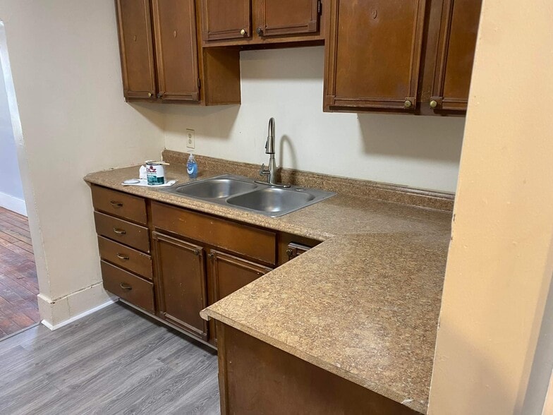 Kitchen - 304 E 8th Ave