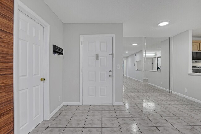 Building Photo - 522 Shady Pine Way