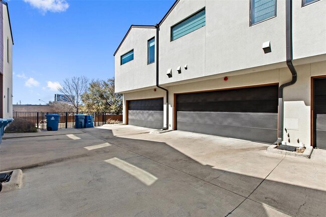 Building Photo - 1021 1/2 E 38th St