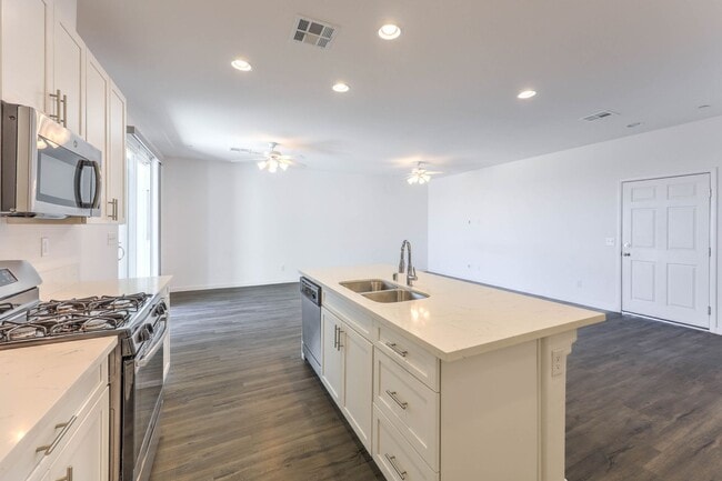 Building Photo - MUST SEE 3 bedroom Home!