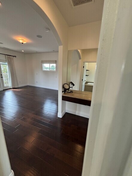 Primary Bedroom - 5960 Balcom Ave