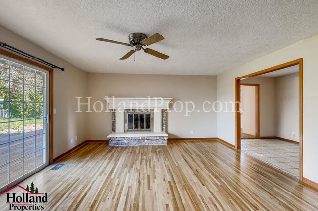 Building Photo - Espectacular Single Level 4 Bed Home in Hi...