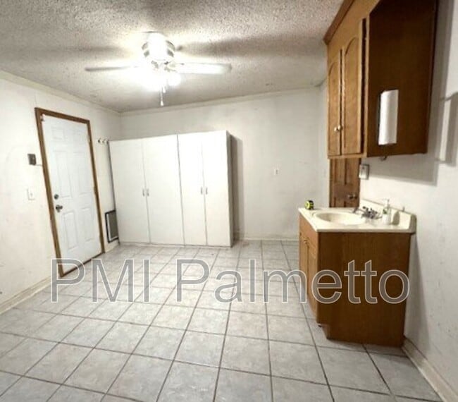 Building Photo - 105 Larkspur Ct