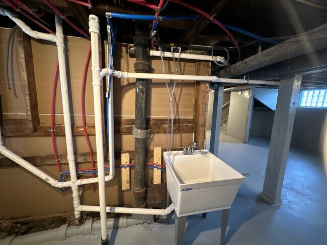 Building Photo - 6302 W Medford Ave