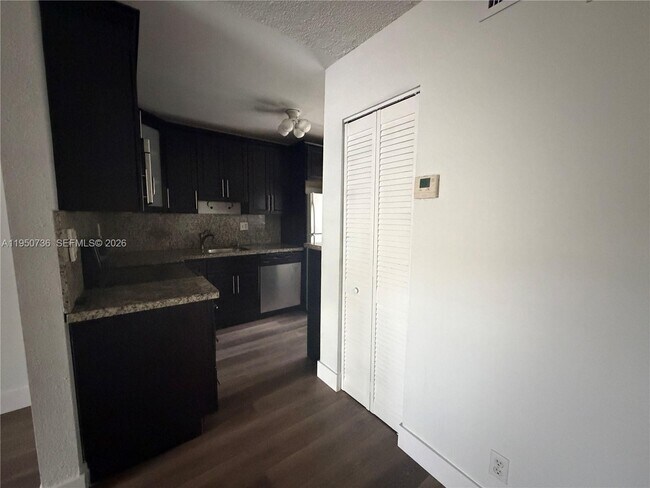 Building Photo - 300 Gardens Dr