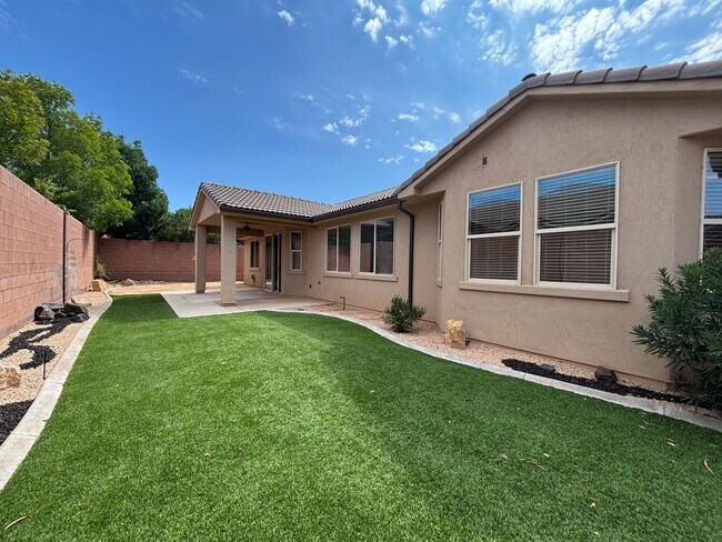 Building Photo - SPACIOUS HOME FOR RENT!