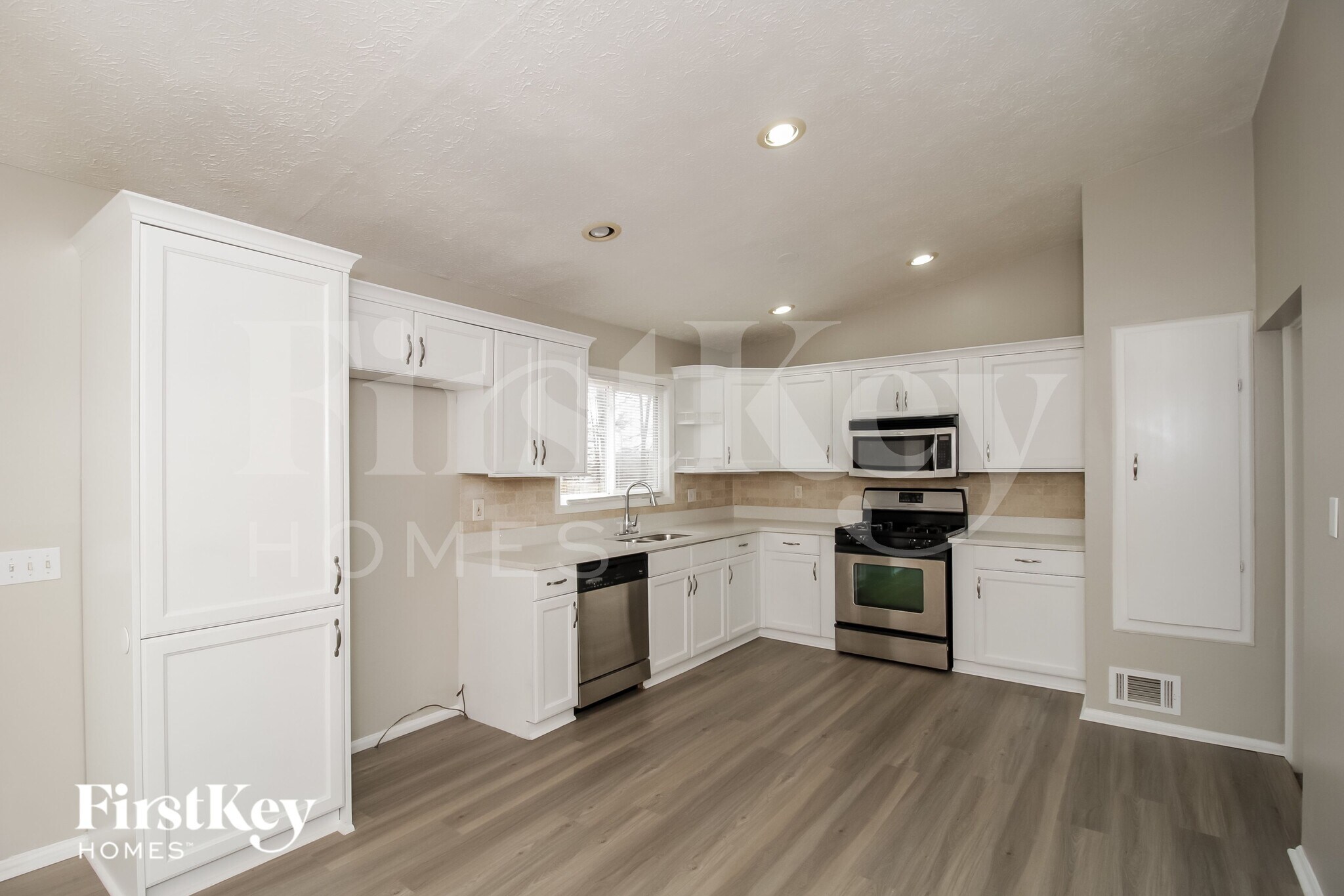 Building Photo - 289 Angla Dr SE