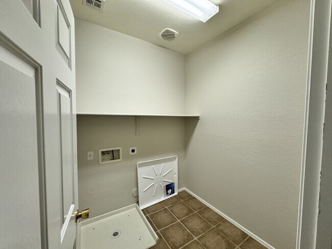 Building Photo - 43658 Caven Dr