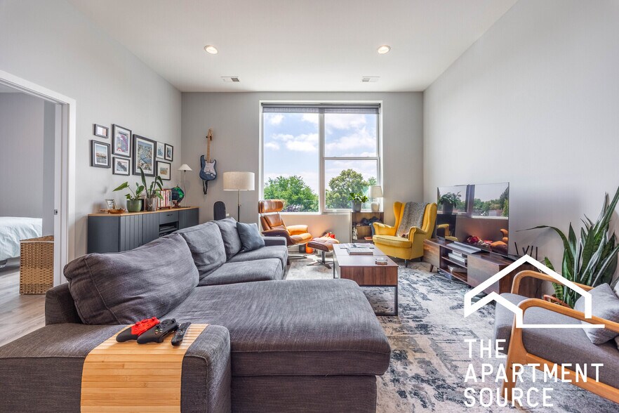 Building Photo - 2251 W Lawrence Ave