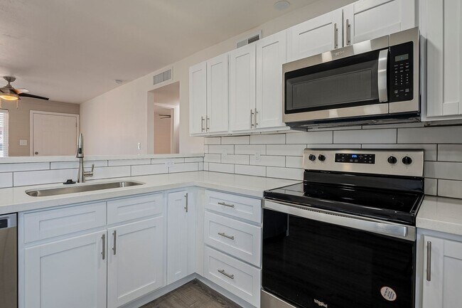 Building Photo - Fully remodeled Casita style apartment hom...