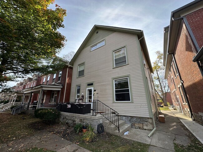 Building Photo - 129 W 9th Ave