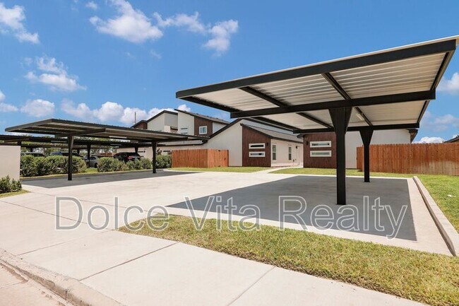 Building Photo - 1502 W Platinum Dr