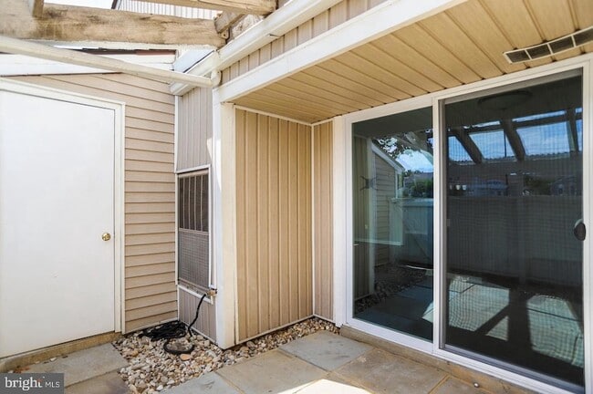 Building Photo - 1523 Kensington Dr