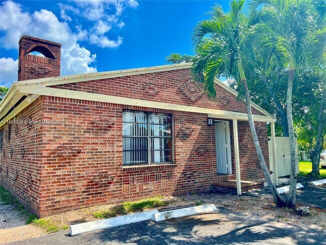 Primary Photo - 6137 Pierce St