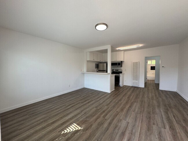 Interior Photo - 14220 Burbank Blvd