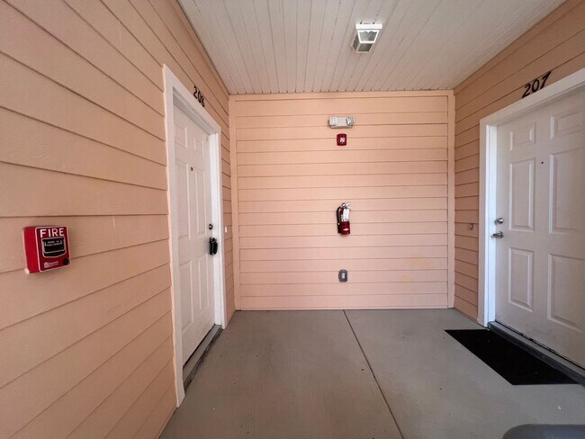 Building Photo - Stylish 3 Bedroom, 2 bath Condo with Woode...