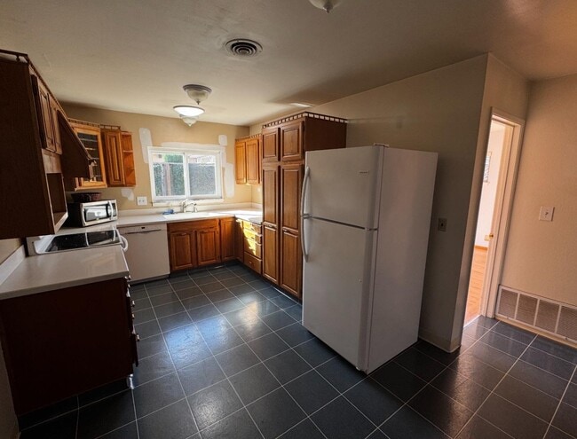 Building Photo - 5059 Bel Estos Dr