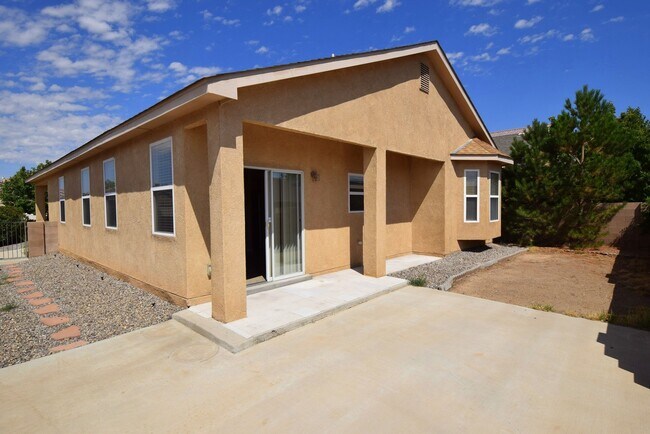 Building Photo - Great 3 Bedroom Home