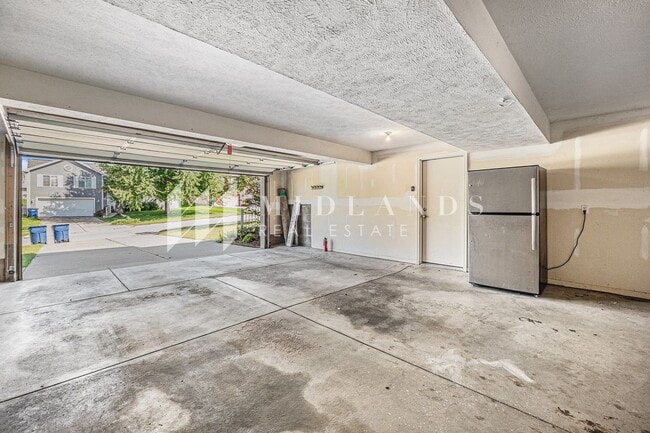 Building Photo - Bellevue Split Entry