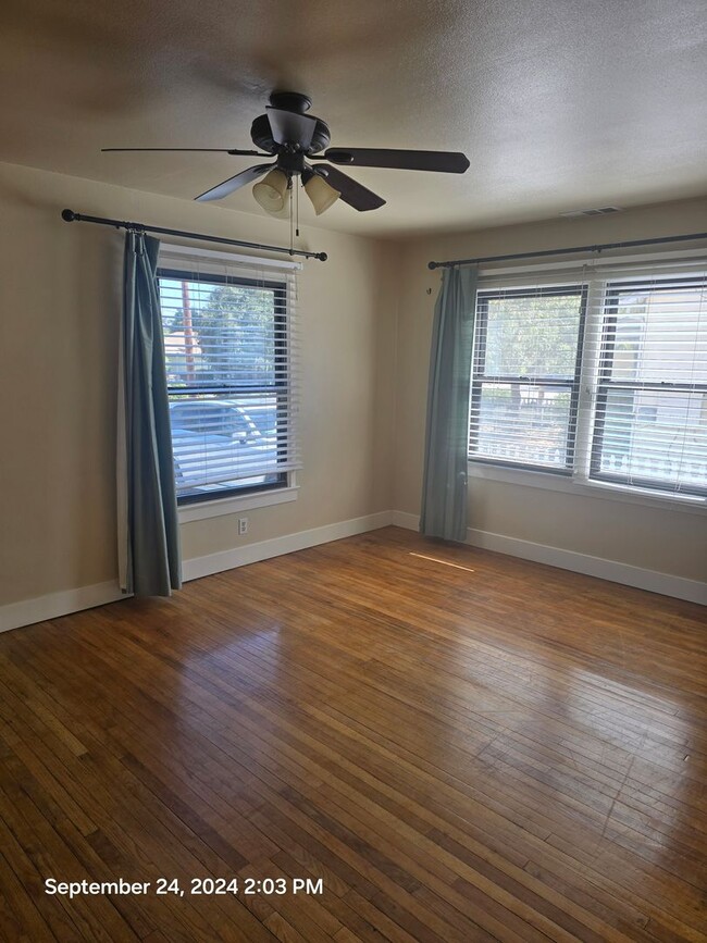 Building Photo - 2 bed 1 bath with bonus room