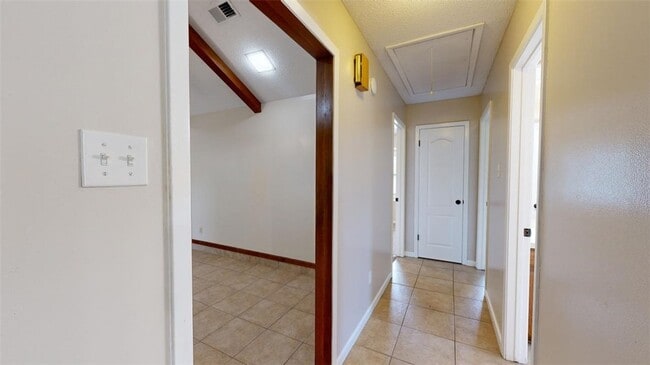 Building Photo - 2704 Wilderness Dr N