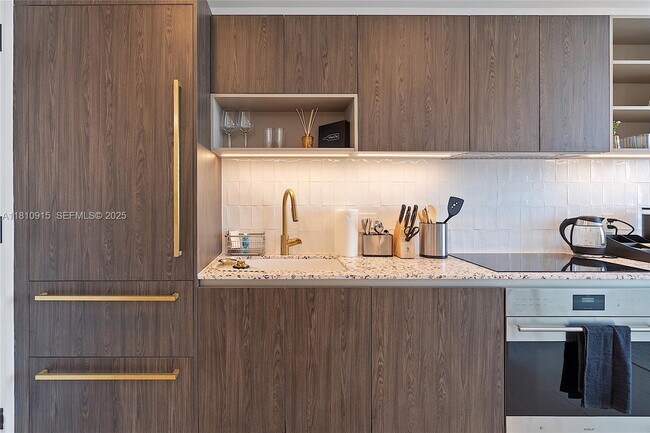 Building Photo - 601 NE 1st Ave