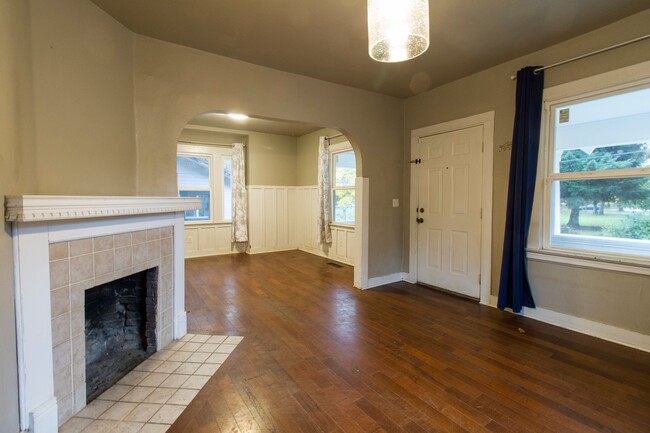 Building Photo - Cute St Johns Home with Updated Kitchen, F...