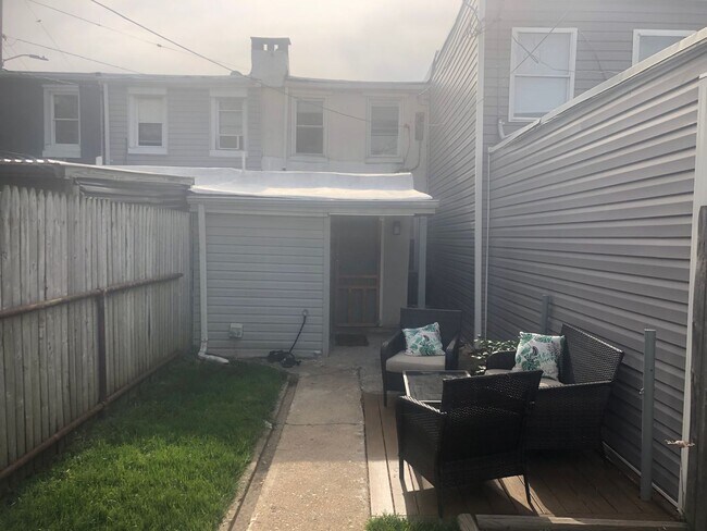 Building Photo - One Block From The Avenue! Perfect 2-Bedro...