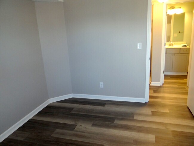 Building Photo - Long term ground floor rental