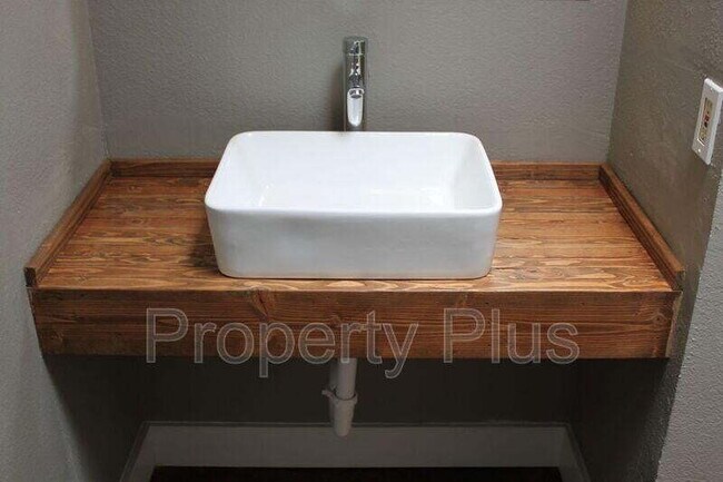 Building Photo - "Spacious 6-Bed, 6-Bath Gem in Tempe – Ideal for Comfort and Style!"