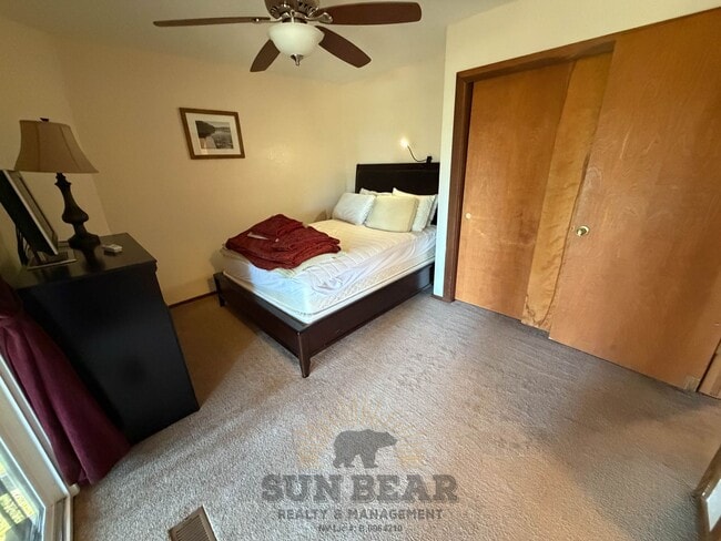 Building Photo - 2 Bedroom Duplex in Tyrolia! Summer pool!