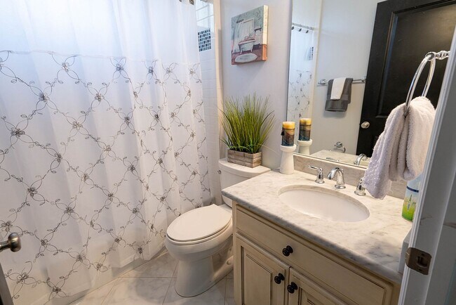 Building Photo - Cozy Midtown 3 Bed / 2 Bath Retreat!
