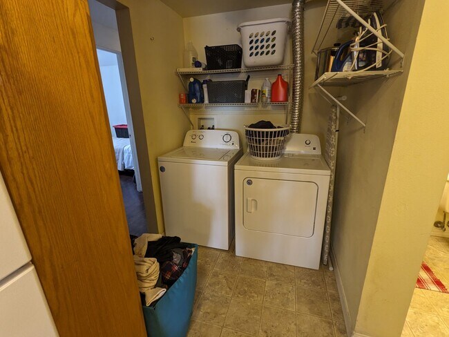 Building Photo - Cherry St Duplex