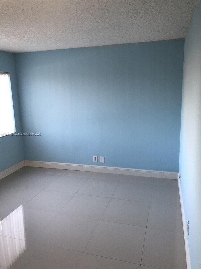 Building Photo - 151 Lakeview Dr