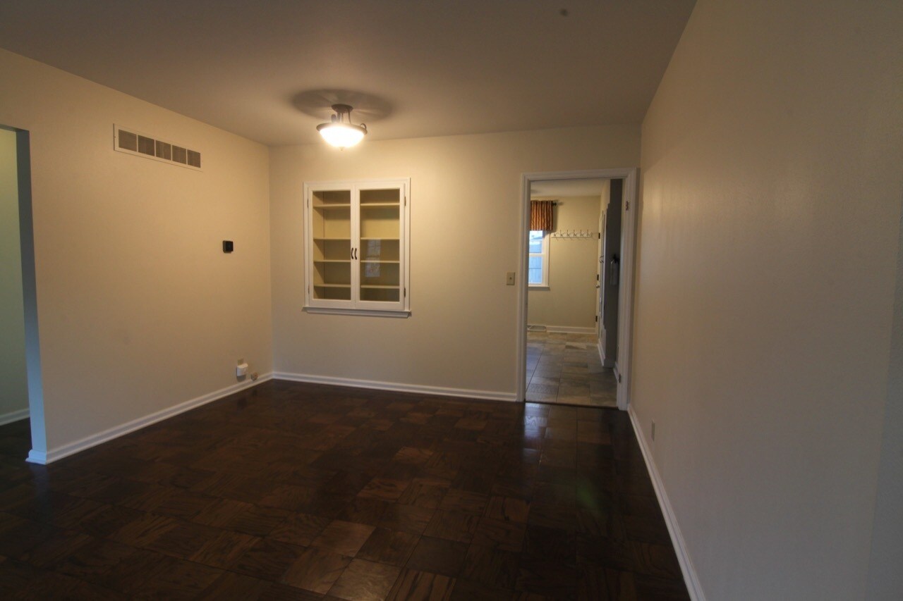 Building Photo - 853 Thackeray Trl
