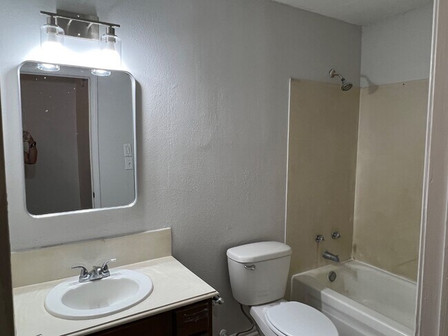 Building Photo - 406 Herbert Rd