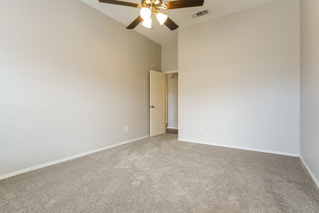 Building Photo - 900 Springfield Dr