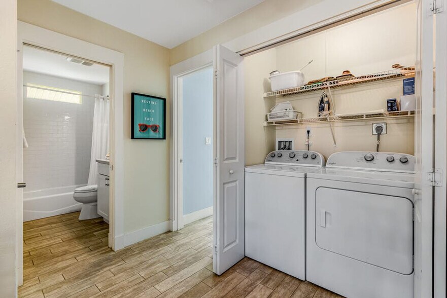 Building Photo - 744 N Shore Dr