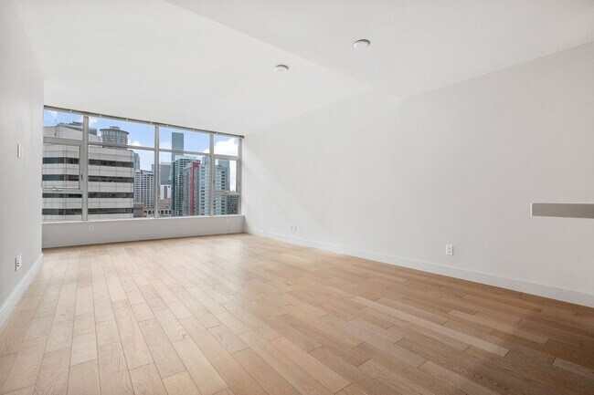Building Photo - Stellar Denny Triangle Luxury Condo