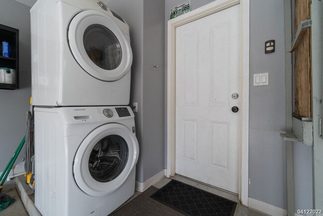 Building Photo - PRIME CORNER UNIT WITH CENTRAL AC!!! 3BR, 2.5BA WITH 2-CAR GARAGE