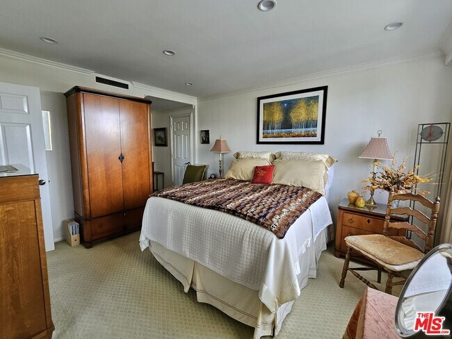 Building Photo - 2160 Century Pk E